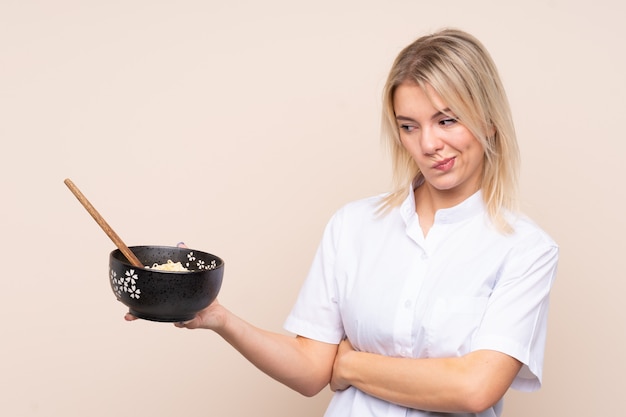 Gotująca osoba z przyprawami